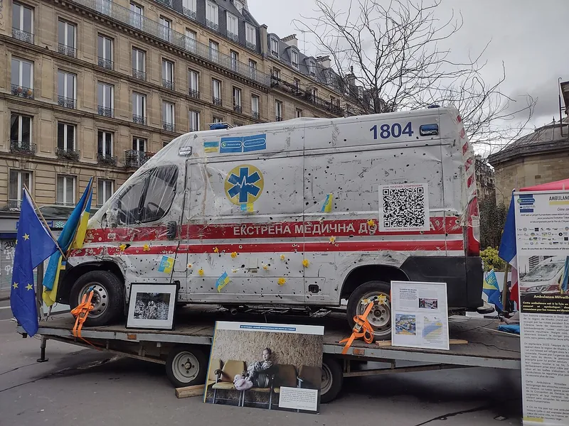 Exposicion de la ambulancia ametrallada de Ucrania frente al ayuntamiento del distrito 18 de Paris
